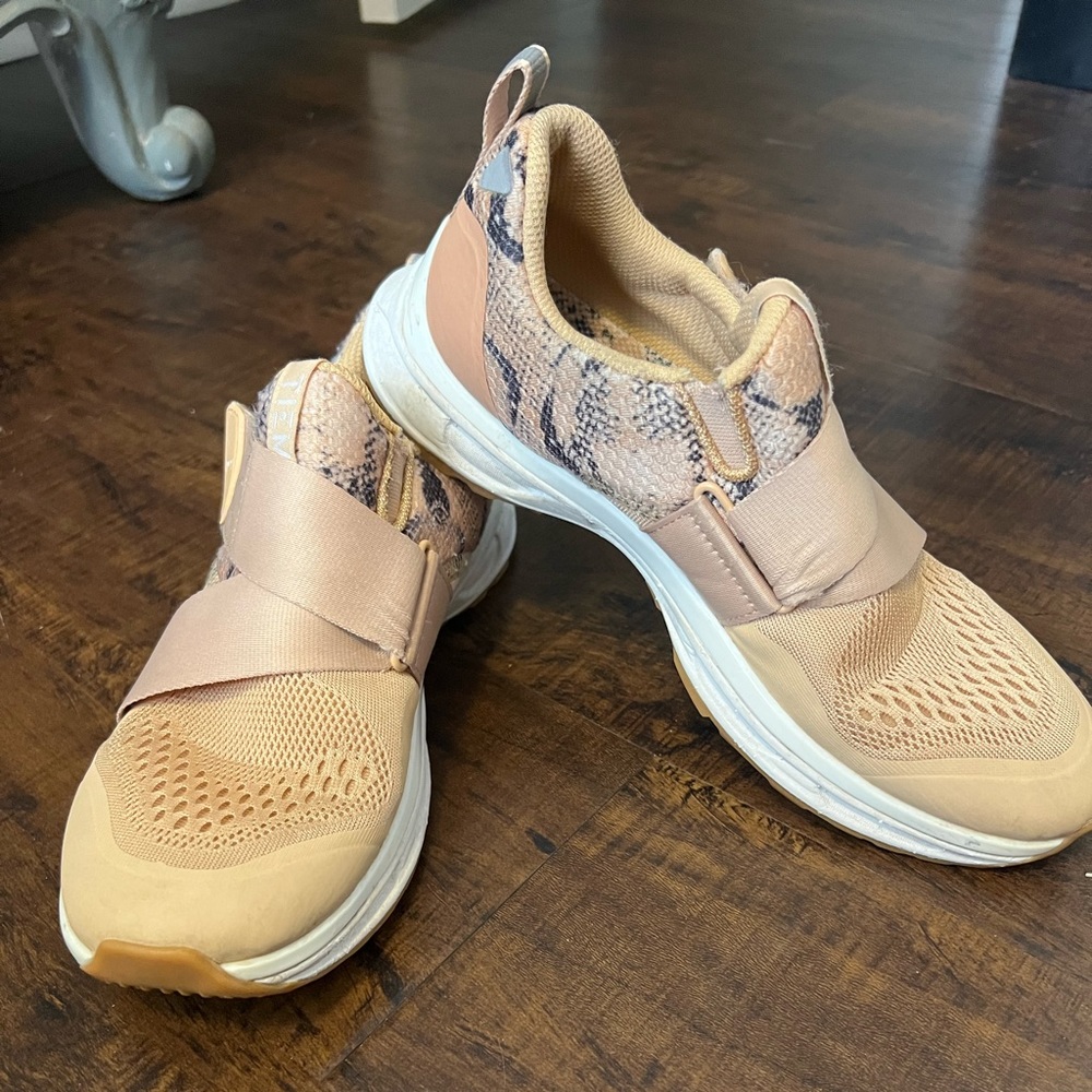 Tiem Cycling Shoes size 7.5, SPD clips included